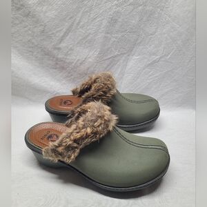 Crocs Cobbler lined Suede Leather Clogs Size 7 Dust Olive/Mahogany Faux Fur